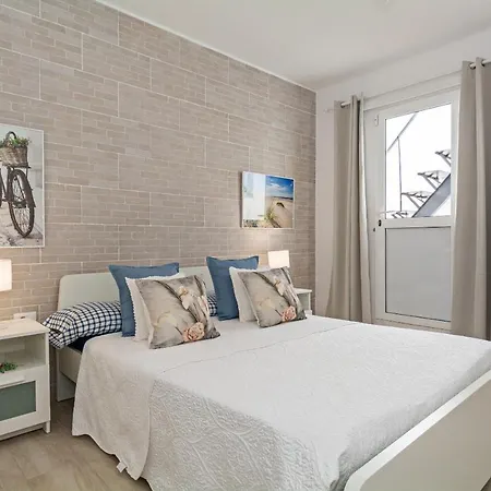 Dom wakacyjny 2br Terrace - 10 Min Walk To The