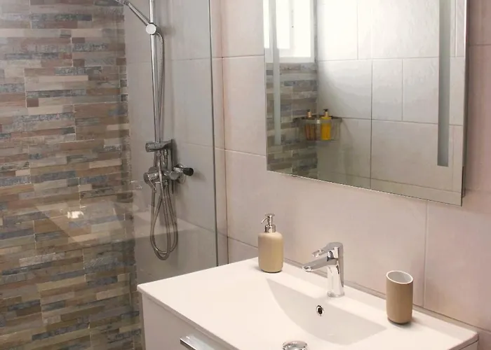 בית נופש 2br Terrace - 10 Min Walk To The *